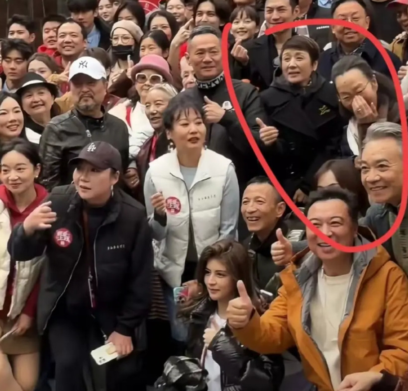 周野芒心胸太大了，奚美娟风波后上戏校庆首次露面，但是没想到的是周野芒也在！大合照