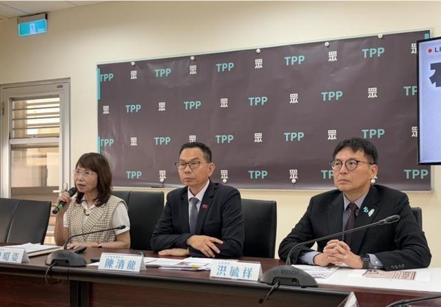 民众党创党以来首次组团访陆！7月14日上午，民众党“评议委员会主委”李伟华率团抵