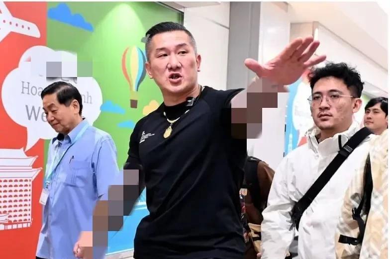 台湾省网红馆长结束大陆旅游于昨晚返回台湾省，馆长昨晚在桃园国际机场接受采访时痛批