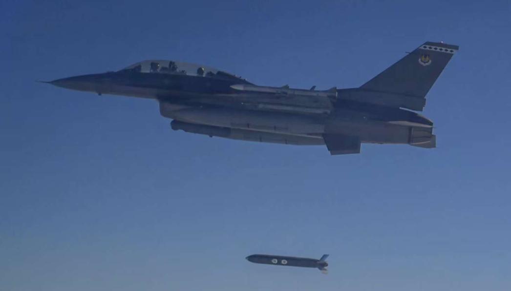 惊天一幕实拍曝光！F-16战机远程奔袭发射美军绝密AGM-188锈匕首隐身巡航导