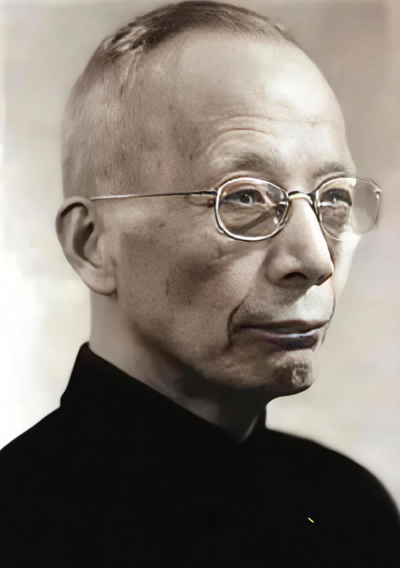 1979年边境，巡逻班沿着林线搜索前进。班长抬手示意停止，几名战士立刻散开警戒。