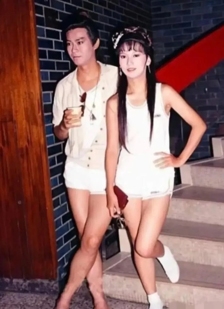 1978年的夏天，郑少秋和赵雅芝在拍戏时的一张合影，两个人穿得都很清凉。那时