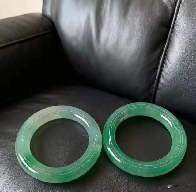 女同事婆婆拿出这两个翡翠手镯准备送给儿媳妇和小姑子。婆婆让儿媳妇先选，剩下的那个