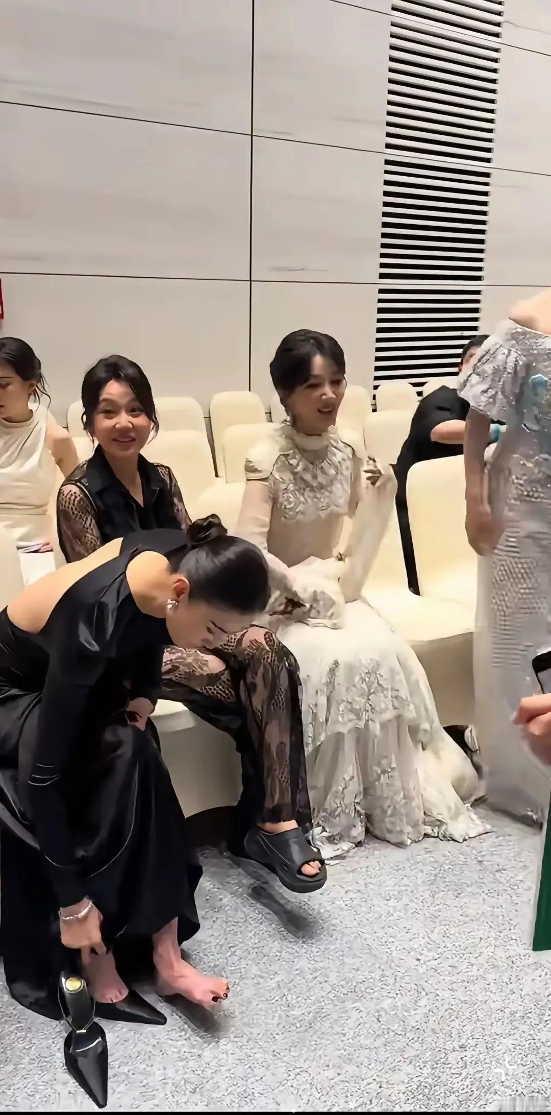 其实演员站在舞台上，看着亭亭玉立，魅力无限，其实他们是很辛苦的，你们看宋佳下台后
