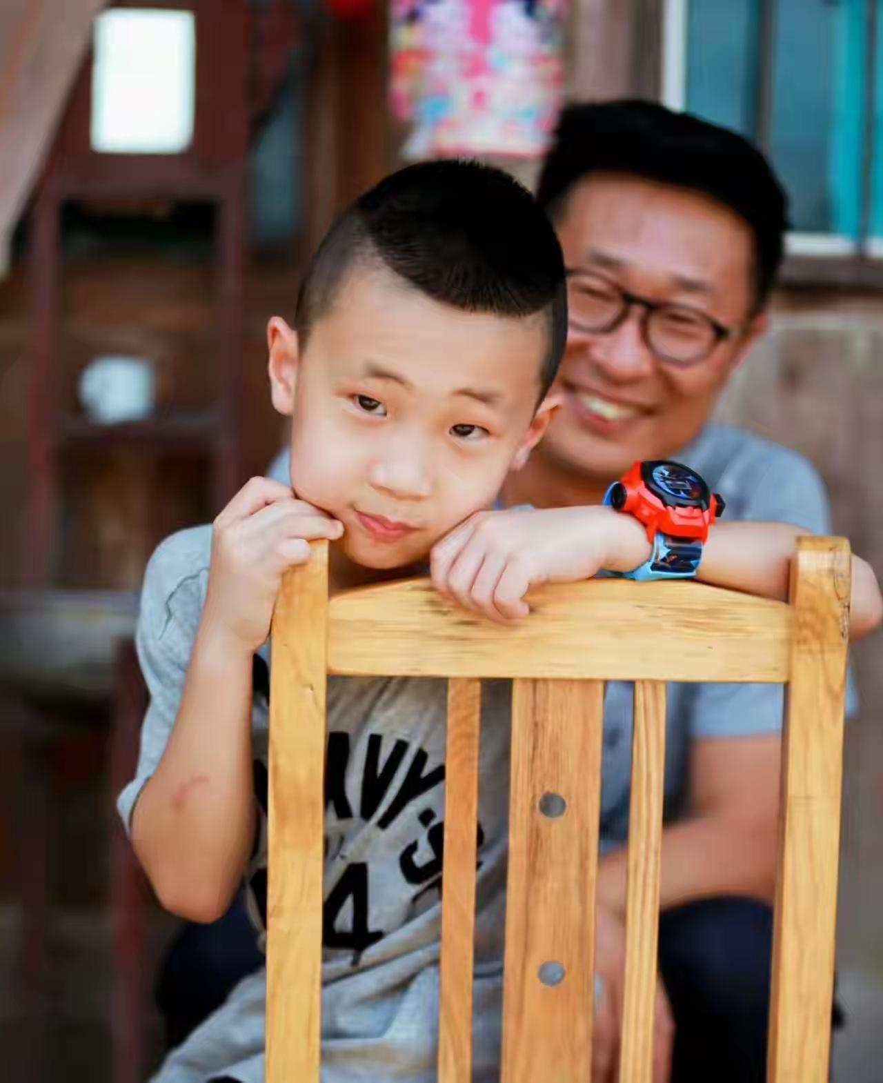 这基因有多强大，林永健儿子太像他了。F1赛场上，父子合影，15岁的儿子个子