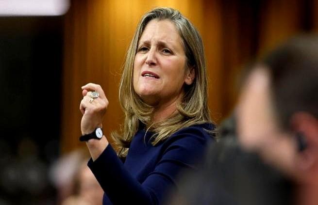 泽连斯基刚甩出一张牌，全世界的牌桌都安静了。他官宣，请来了加拿大前副总理，克里