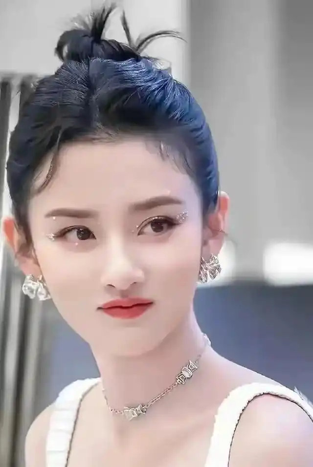 宋祖儿小学照片曝光，穿绿校服吃饼干搞怪，脸跟现在一模一样，网友：天生自然脸咋就记不住长啥样。​
