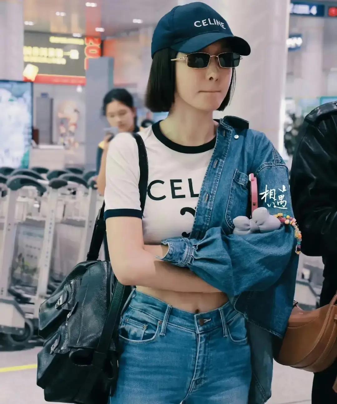 秦岚被表妹在商场撞见，一个人逛店没助理没保镖，素颜戴个口罩，网友说她真人比镜头里