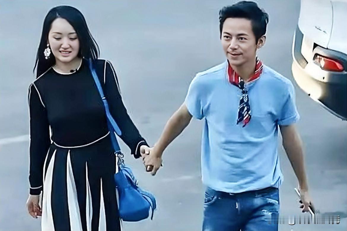 俩人光明正大的“手牵手”一起走，太“般配”了，人缘都很好！俩人相差3岁，右边