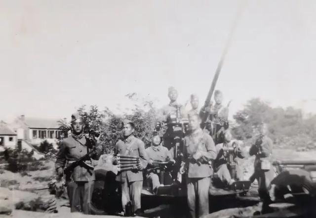 朝鲜战争中，志愿军编队迎敌，发现一异常现象，敌机不打也不撤，只是一个劲的转圈。接