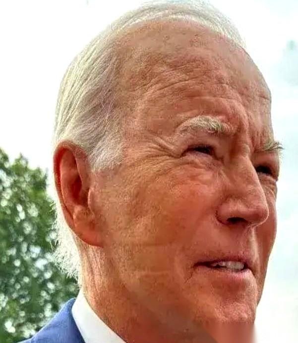 83岁的拜登，对着一屋子金主，嗓子都喊高了八度，直接开炮：“他（特朗普）毫无廉耻