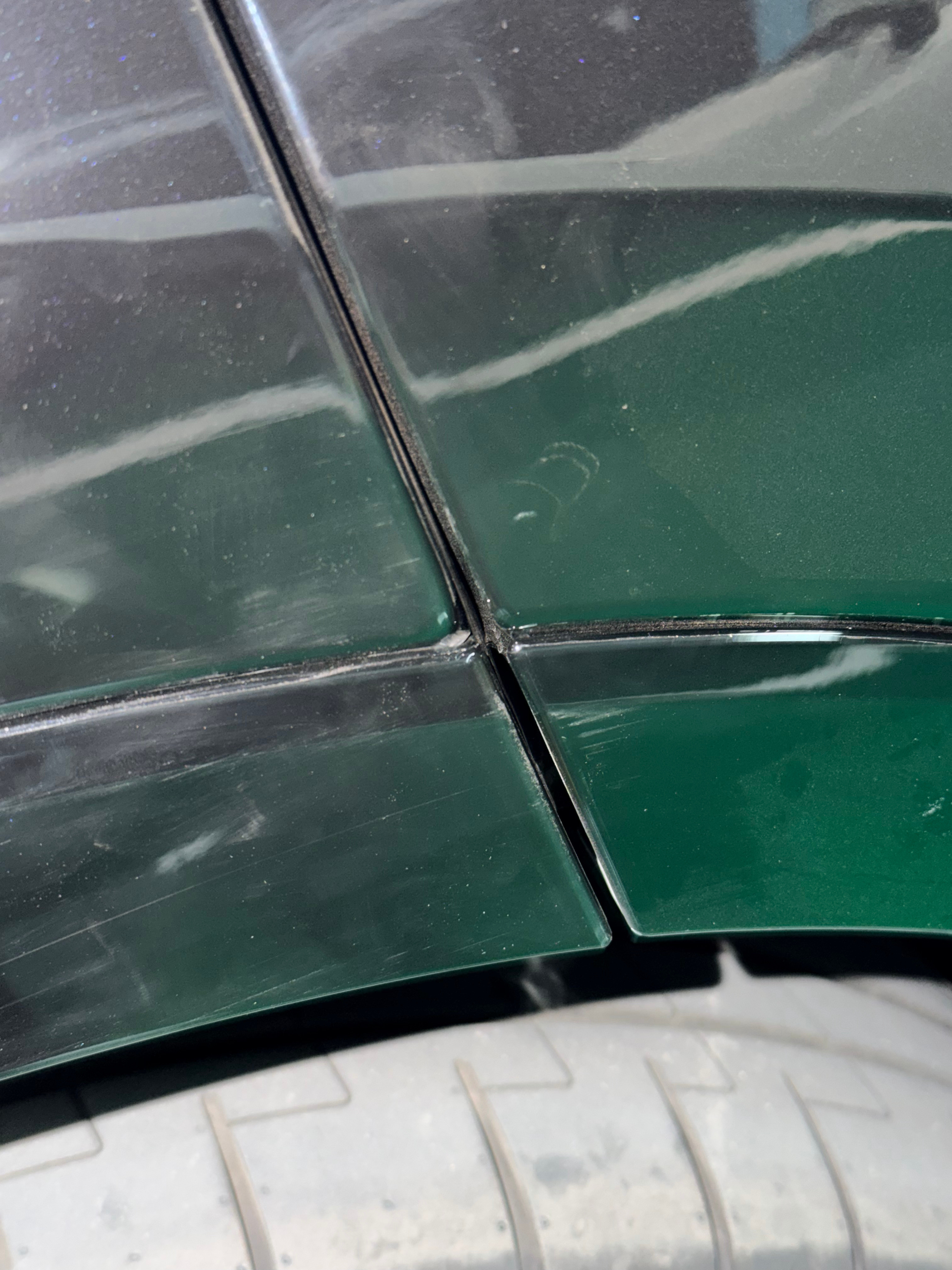 帅不过6小时，早上刚嘚瑟完，结果就在陌生车位，尾巴蹭了柱子，当时没注意观察后视镜