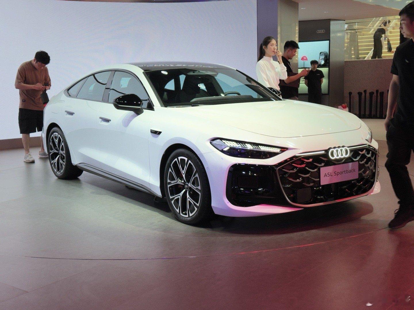 路过奥迪展台，看A5sportback在灯光下很帅气，跑过去拍了几张，一看照片