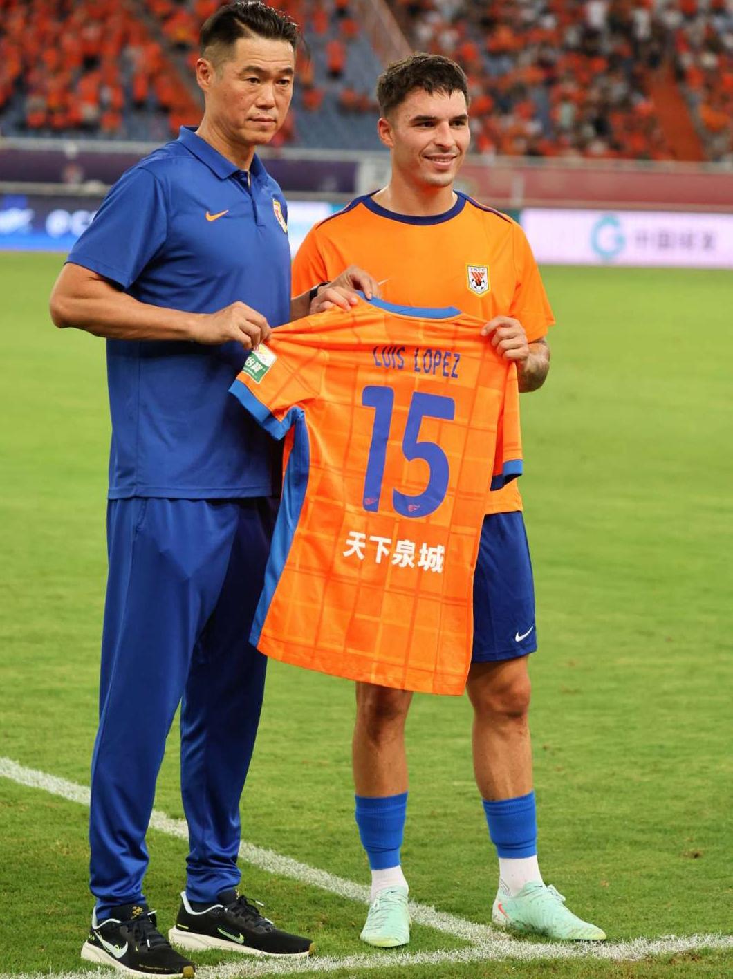 必须严查！山东泰山的某些领导，你们可真行！据《足球》报的消息，山东泰山夏窗引进