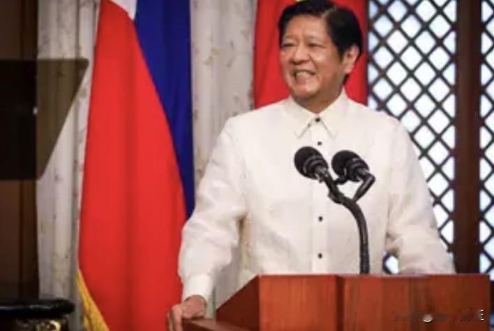 菲律宾总统小马科斯这周在曼达卢永市为一项保障住房项目揭牌。该项目位于圣克鲁斯阿尔