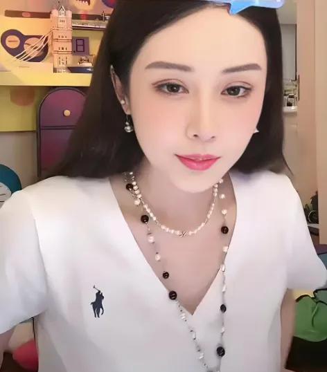 韦雪言论引争议：未婚生子话题背后的伦理思辨近日，韦雪在直播中回应小儿子与秦奋关