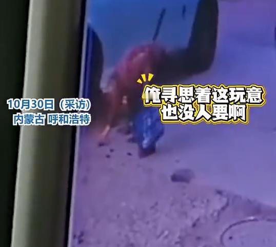 内蒙古呼和浩特市一男子开劳斯莱斯去维修，修车小哥刚把轮胎卸下来，一分多钟的时间地