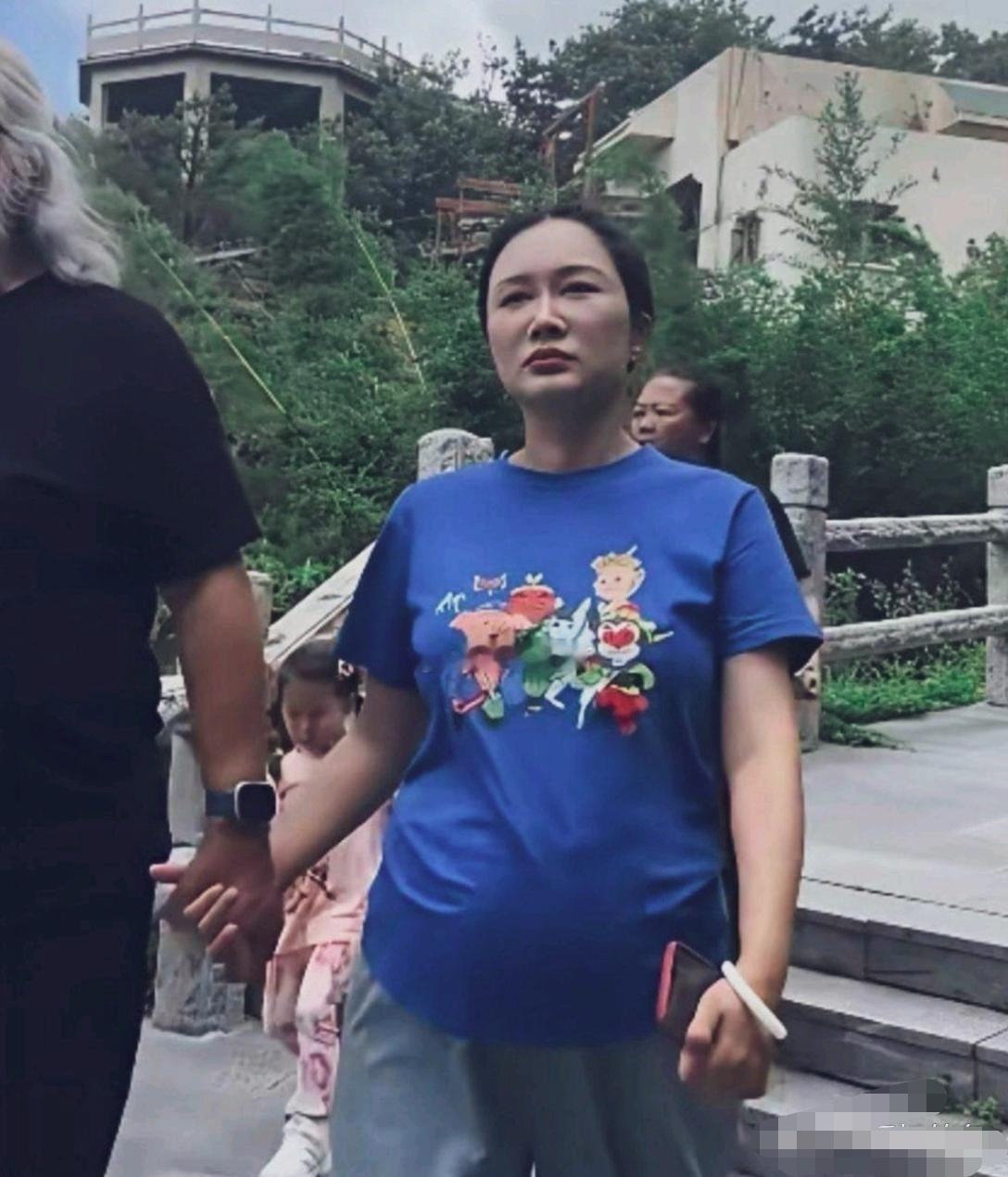张纪中一手牢牢牵着妻子杜星霖漫步山间。张纪中银白长发与白长胡须，神情宽厚。杜星霖