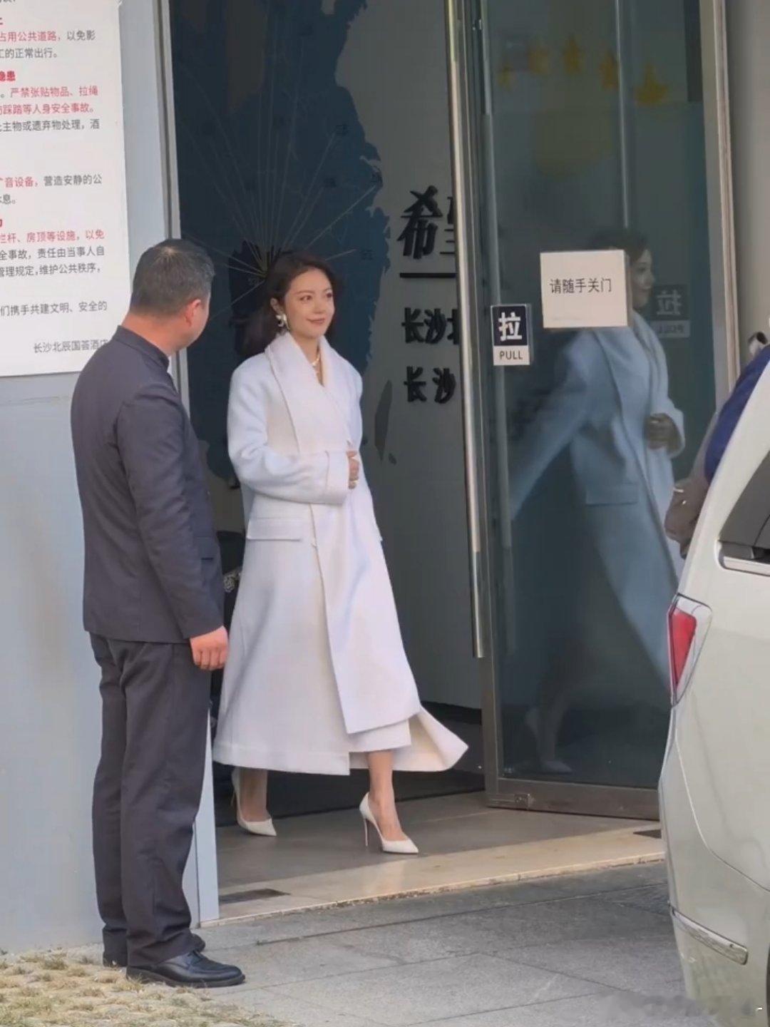 赵今麦的首要任务是换个造型师