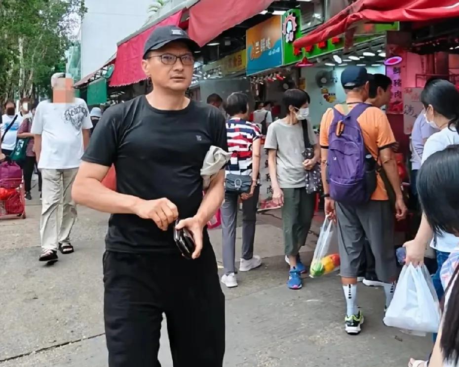 网友偶遇香港58岁的陈锦鸿，状态不错！以前他为了照顾生病的儿子，差不多有10年