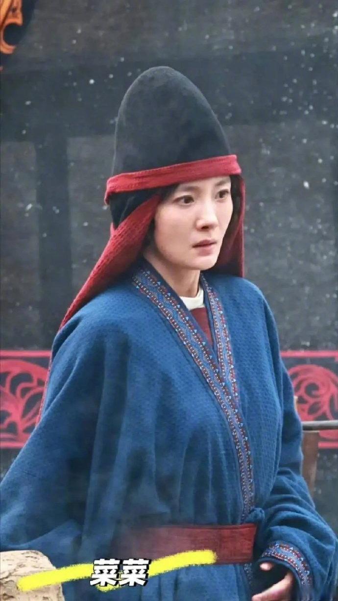 其实杨幂的新造型还行啦……虽然侧脸看着不饱满，扁扁的，还有点凹，但正面看就还