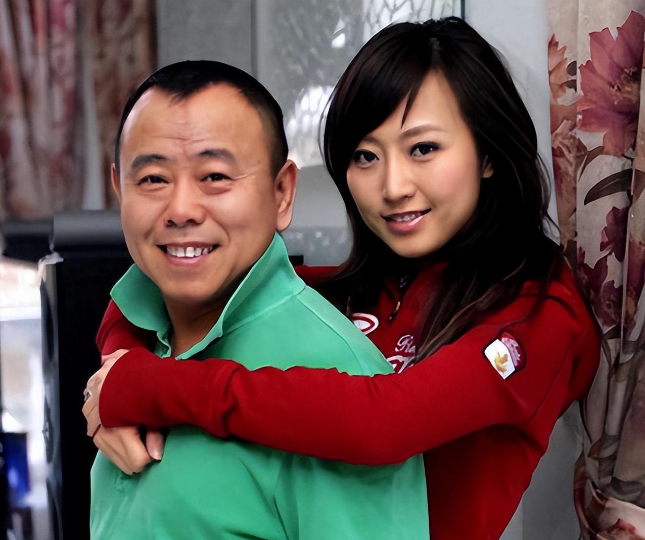 2012年，身价上亿的总裁石磊，送了一辆法拉利来追求潘长江之女潘阳。谁曾想，婚后