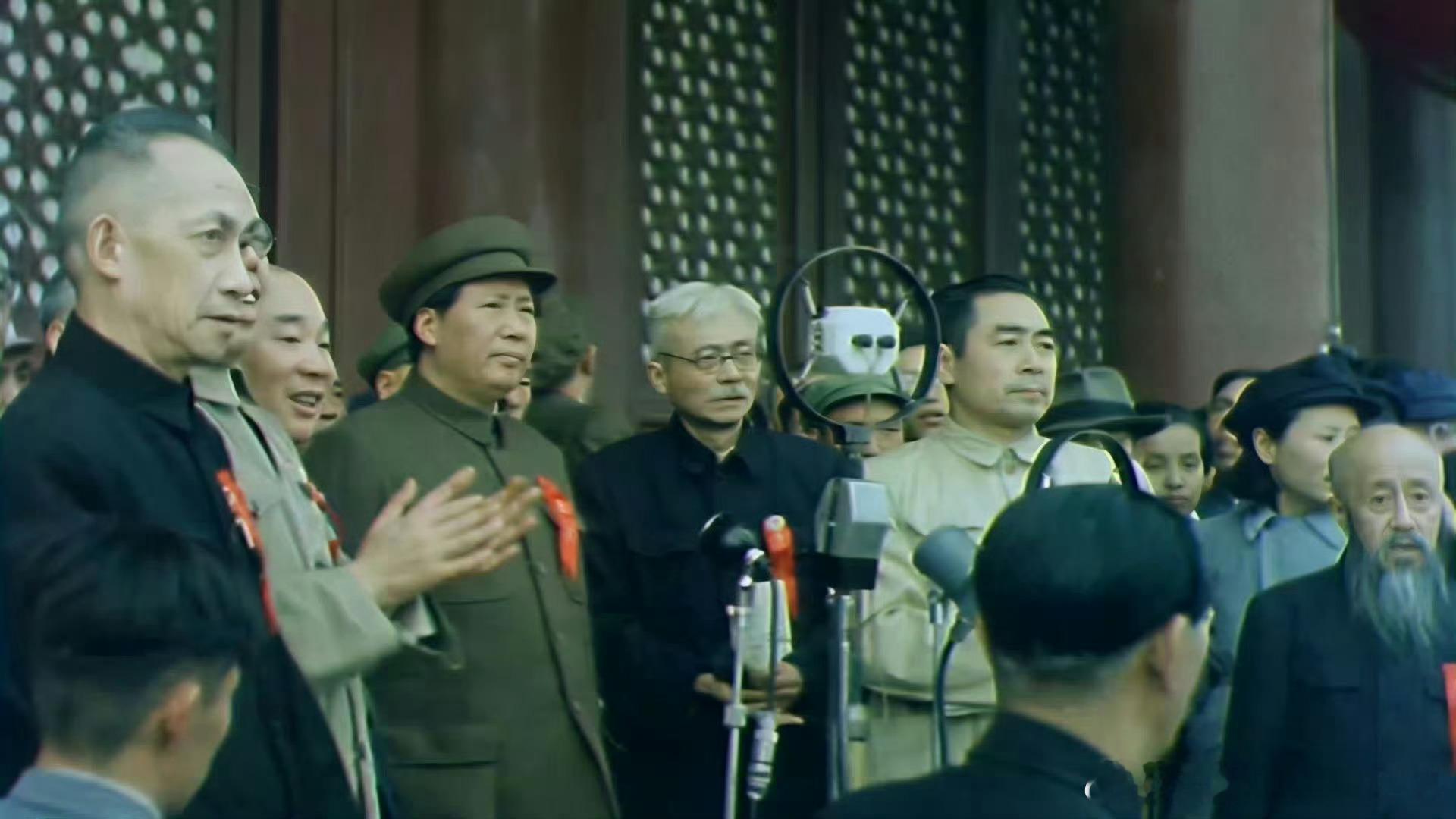 【国庆节，不能回避和淡化毛主席！】每逢十月一日，举国欢庆，这是共和国的生日。但很