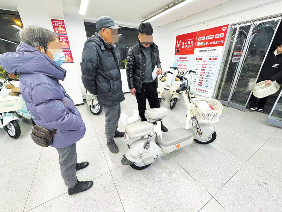 二手电动自行车带牌“好卖”暗藏风险 明年新规要求车辆转让须过户