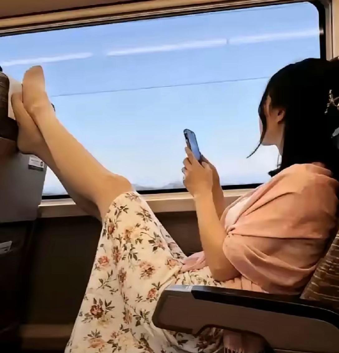 高铁上看到的，该不该上去说说……