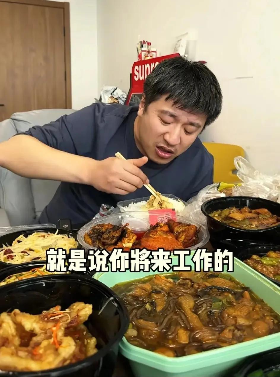 其实，也能理解张雪峰为何经常跑步锻炼了，他经常吃外卖，常常是边吃饭边直播。他在苏