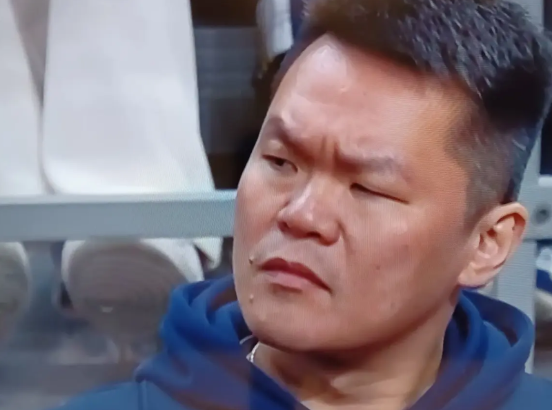 广东男篮目前这种状况和杜峰处境，如果宏远老板聪明，就让朱芳雨总经理，主教练先一肩