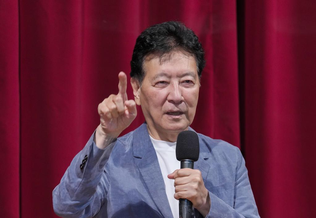 台湾中时新闻网10月29日晚以“赵少康，没出息”为题发文写道：“赵少康，这位台湾