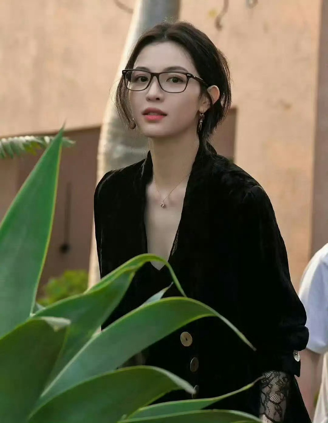 钟楚曦戴上眼镜秒变精英女白领，看着好有气质