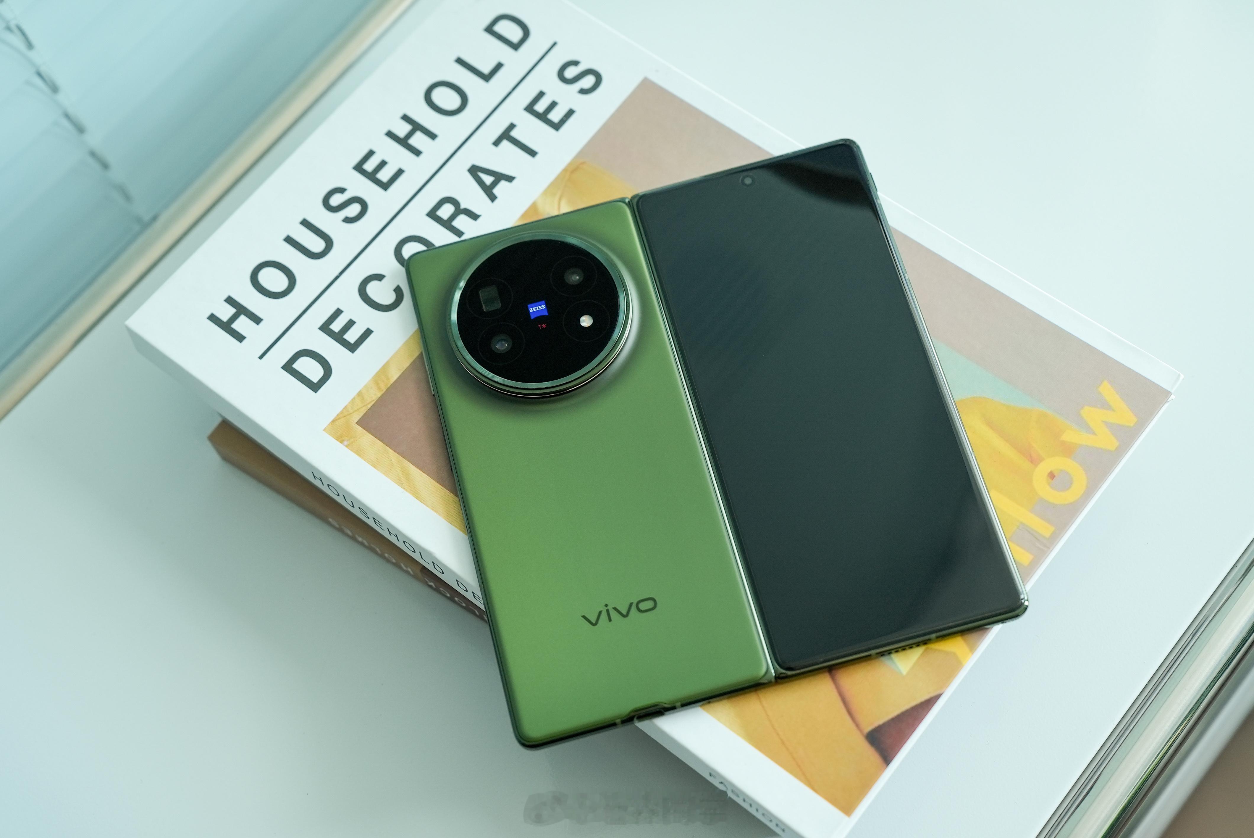 vivoXFold5上手来啦！这个绿颜色好好看，蓝厂的折叠终于做薄了！viv