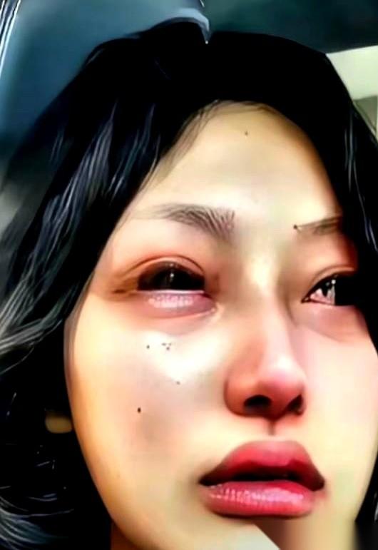 砰！一束鲜红的玫瑰狠狠砸在满院子的鞭炮屑里。“这婚不结了。”新郎转过身，没骂