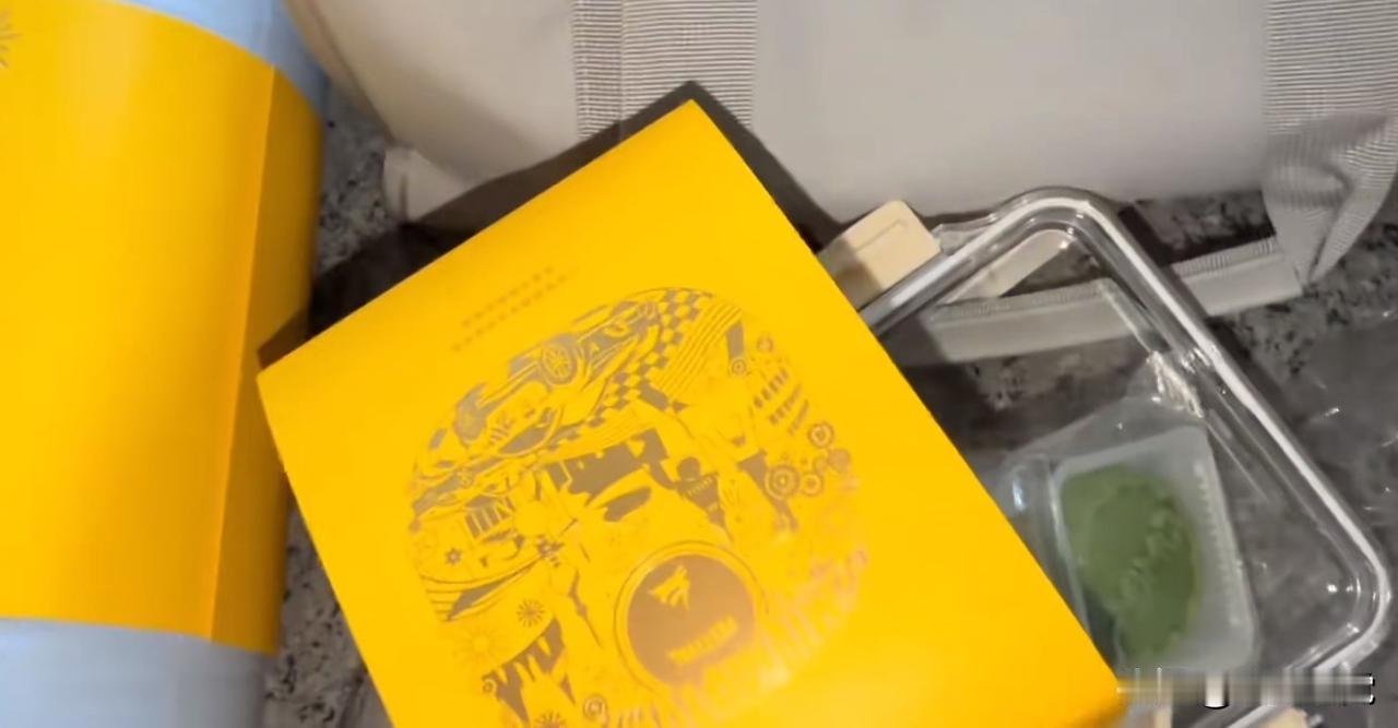 拆开小米公司的中秋礼盒纸箱，拿出一个环保袋子，没想到，里面装的是一个深睡枕，再从