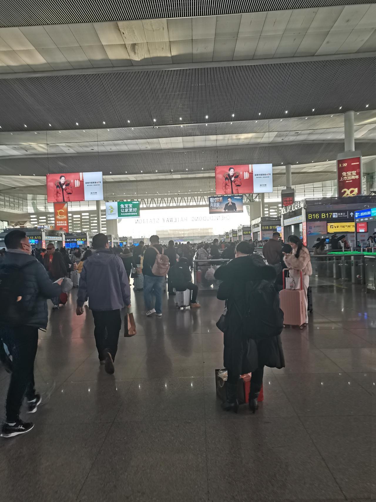 腊月二十七，成都东站人山人海，人真的多了，都是回家过年的游子！春运春运路上随