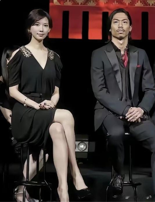 单看这张照片的外貌，很多人都会第一眼觉着他和林志玲看着不太搭。林志玲长得精致柔美
