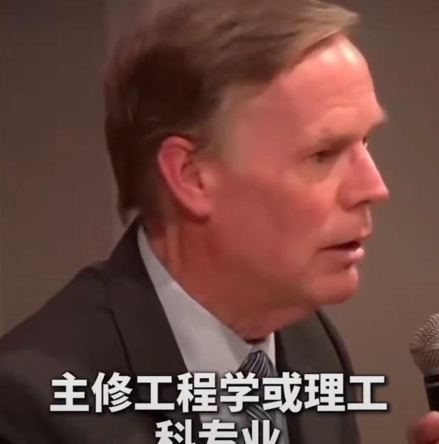 美国前驻华大使伯恩斯曾说：“我们都低估了中国。从北京到上海的高铁我坐过，1000