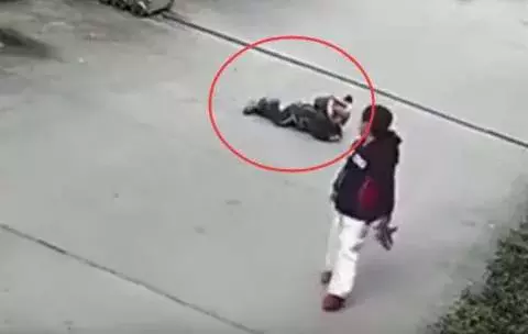 三岁小孩趴在地上闹脾气母亲不管不问, 接下里的一幕让她后悔终生