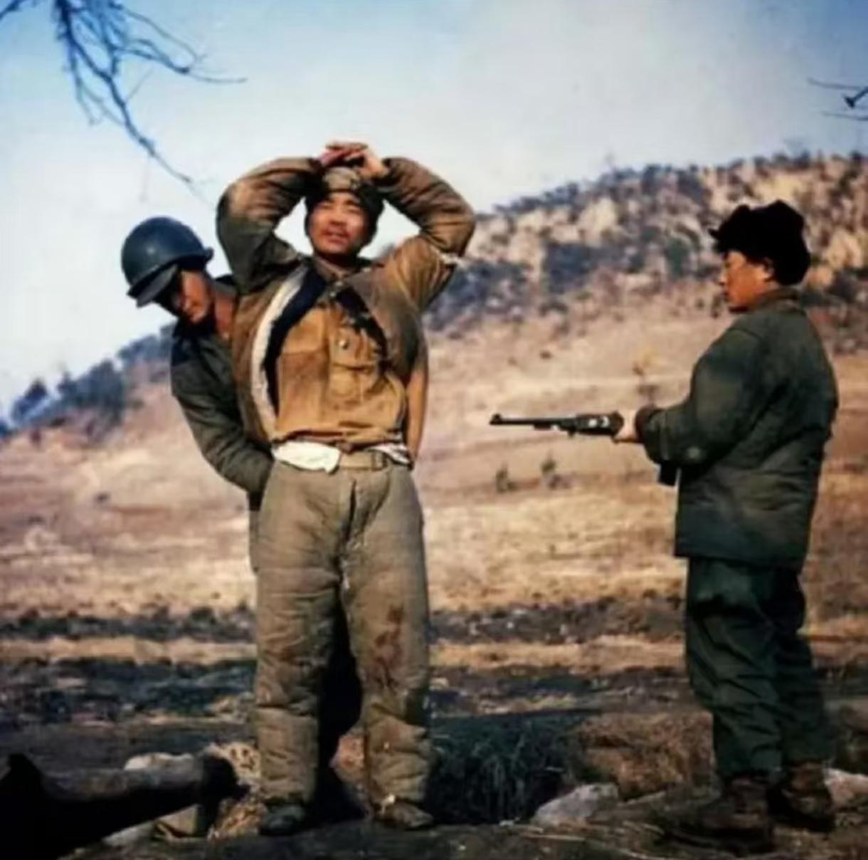 1954年，55名志愿军战俘的选择朝鲜停战第二年，战俘营里两万多人面临选择：