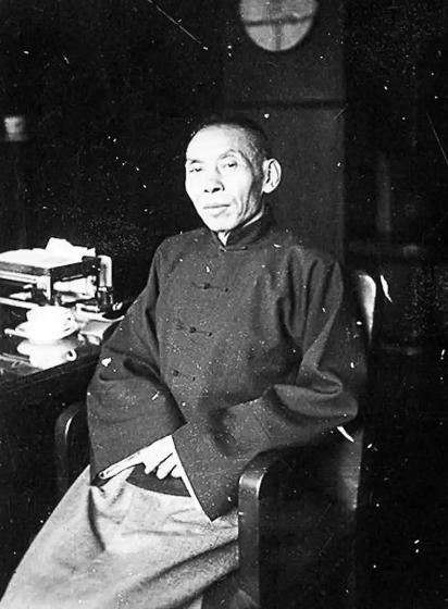 有一天，杜月笙去黄浦江边垂钓，过来了一帮地痞流氓，找杜月笙索要垂钓费，杜月笙道：