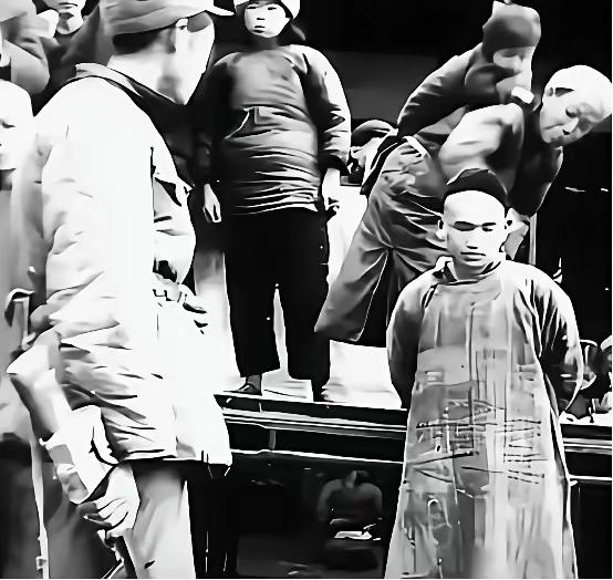 1953年，南京雨花台。秦改朝正溜达，瞅见巷子里摆摊的两口子吵翻天。那男的嗓