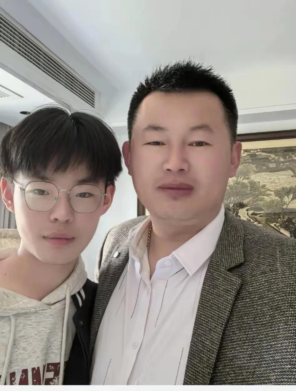 看了陈佳铭事件，觉得孩子真的可怜啊！高大帅气，父母视如珍宝的孩子，却因为在学校跟