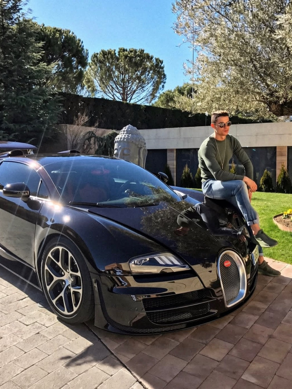 从来没坐过C罗开的车好想坐一次…