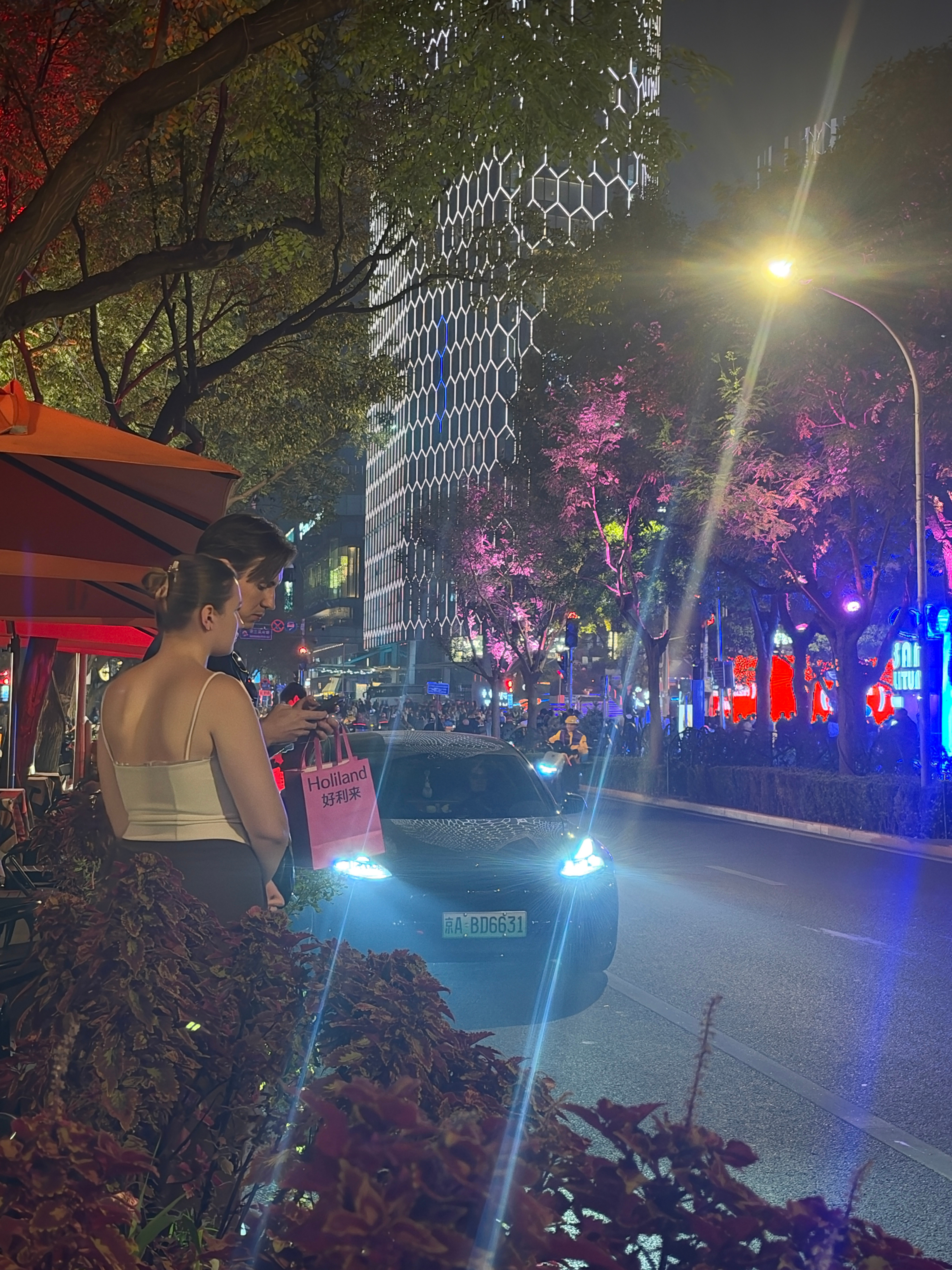 在北京的秋，漂亮的外国小姐姐还在穿吊带，而我已经穿上了严严实实的长袖外套