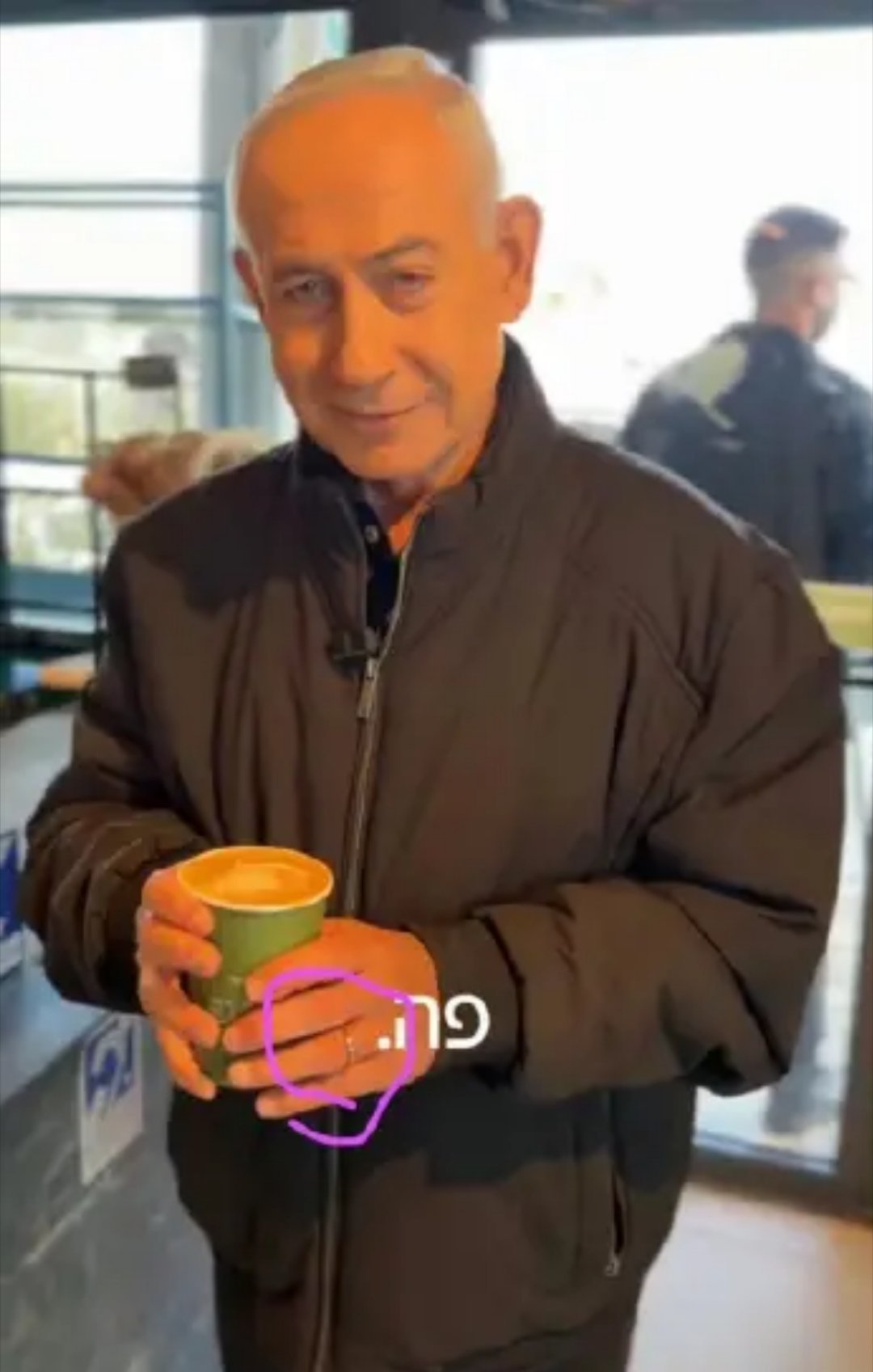 更多细节发现这个视频是ai的，人类还是比ai聪明！细心的网友发现尿壶视频中牙齿的