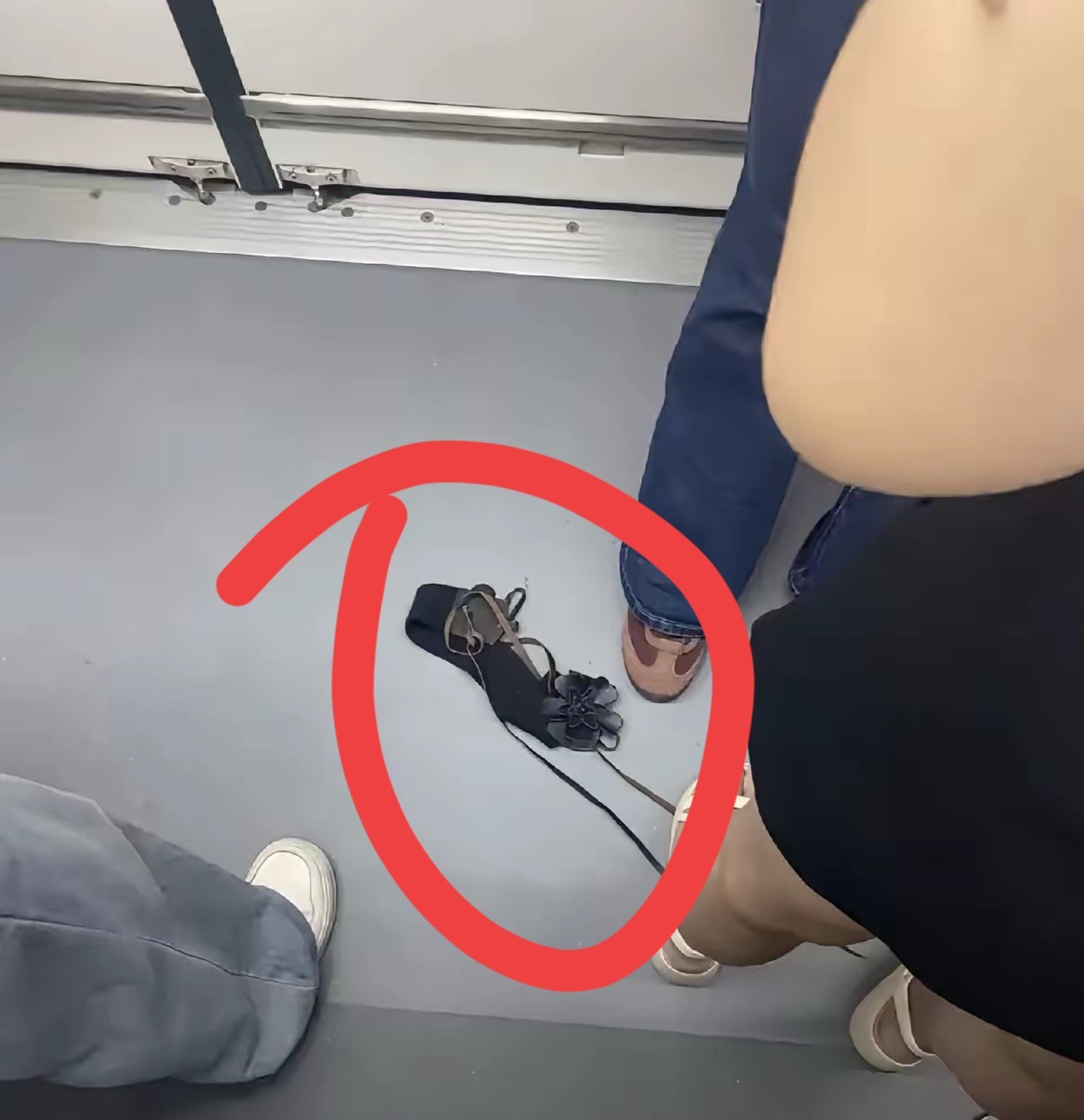 地铁上看到的一幕，心态都要崩了。！