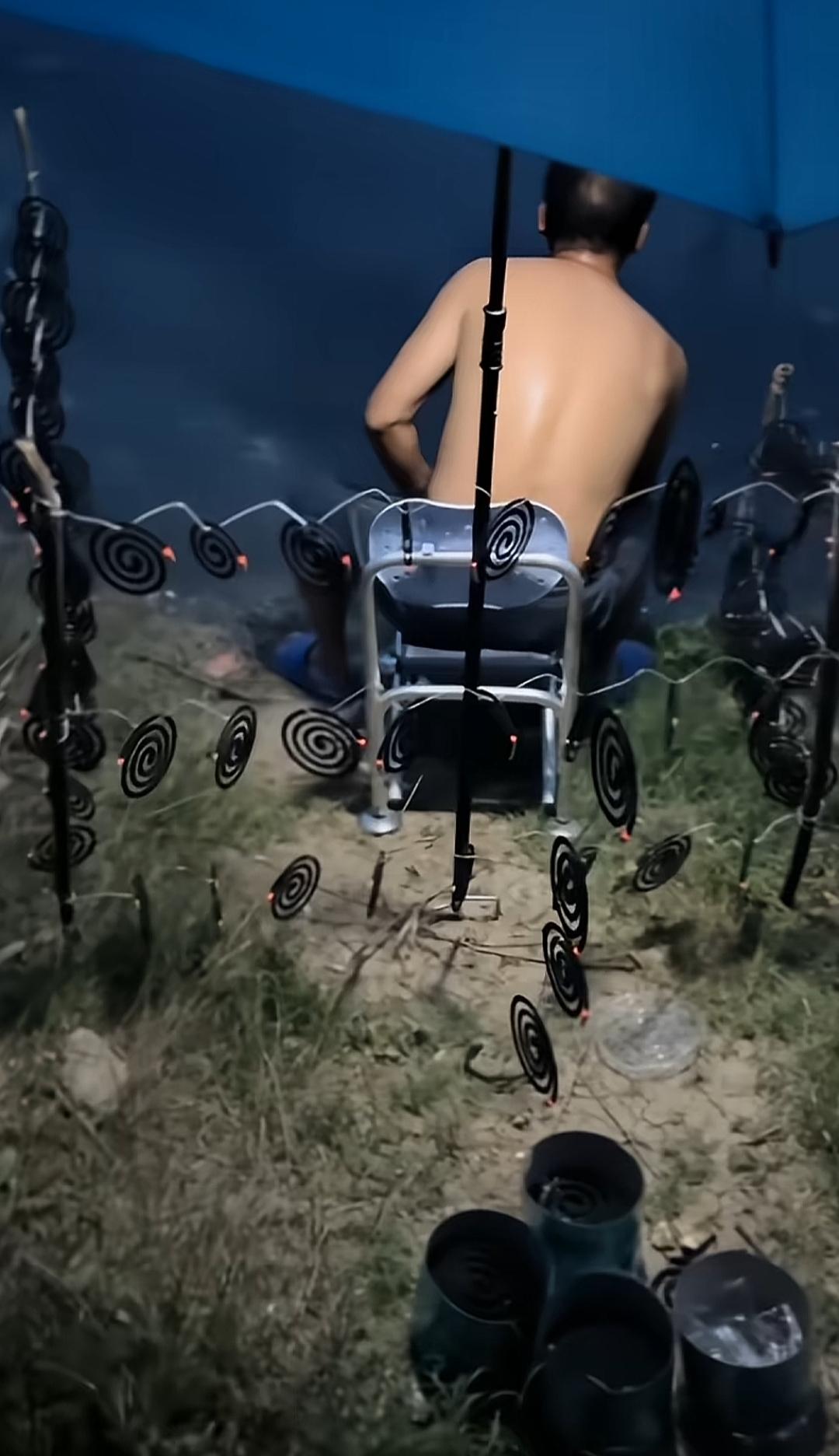 一个人晚上在户外钓鱼。钓鱼的最高境界，哪一个更厉害呢？我感觉第二个更靠谱。不是喜