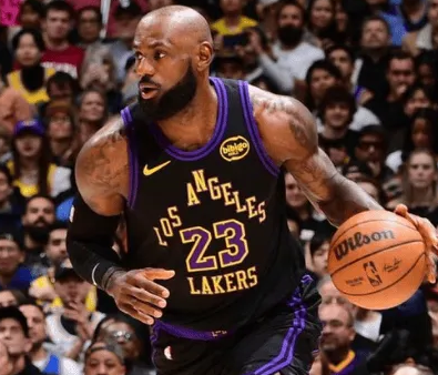 NBA常规赛，湖人以120-114战胜灰熊。根据数据统计，詹姆斯过去9场场均出